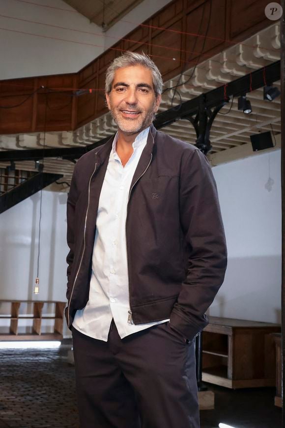 Ary Abittan est très proche de ses filles, de ses parents, de sa femme, mais aussi de personnalités reconnues dans le monde du cinéma.

Ary Abittan pendant l’enregistrement d’Animaux Stars, présenté par B.Montiel et diffusé le 4 octobre 2025 sur Animaux TV, à Paris, France le 3 juillet 2025. © Jack Tribeca/Bestimage