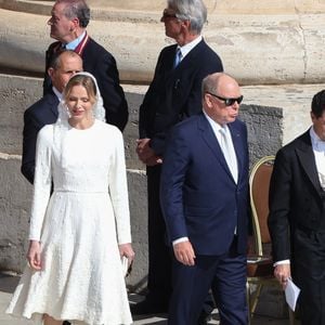 Charlene de Monaco et la reine Letizia d’Espagne ont pu se démarquer avec des robes blanches, un voile pour la première et une mantille pour la seconde.


Rome, Italie, Italie : Rome, Rite d'intronisation du Pape Léon XIV (Pape Léon XIV) - cérémonie d'installation et début de pontificat, Sur la photo : Le prince Albert II de Monaco et la princesse Charlène de Monaco © Zuma Press / Bestimage