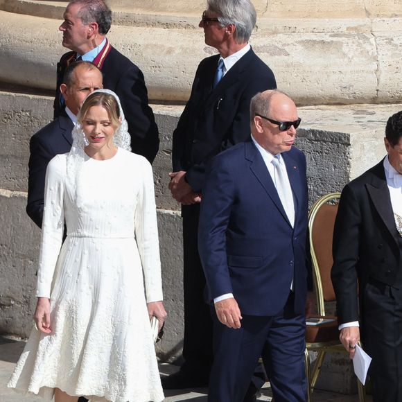 Charlene de Monaco et la reine Letizia d’Espagne ont pu se démarquer avec des robes blanches, un voile pour la première et une mantille pour la seconde.


Rome, Italie, Italie : Rome, Rite d'intronisation du Pape Léon XIV (Pape Léon XIV) - cérémonie d'installation et début de pontificat, Sur la photo : Le prince Albert II de Monaco et la princesse Charlène de Monaco © Zuma Press / Bestimage