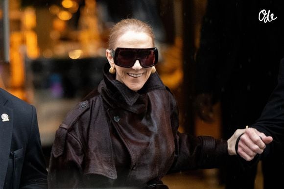 Céline Dion passe un moment avec ses fans avant de se rendre sur le lieu du concert, l'hôtel Royal Monceau à Paris, en France, le 30 septembre 2026. Photo de Lionel Urman/ABACAPRESS.COM