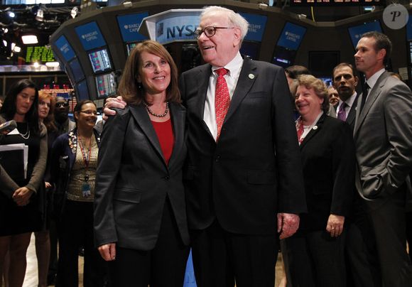 Le président de Berkshire Hathaway, Warren E. Buffett, et la PDG de Business Wire, Cathy Baron Tamraz, se tiennent sur le parquet de la Bourse de New York après la cloche d'ouverture sur Wall Street à New York City le 30 septembre 2011. Photo par John Angelillo/UPI/ABACA