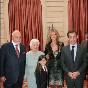 Céline Dion, son mari René Angélil et leur fils René-Charles Angélil, sa mère Thérèse Tanguay et Nicolas Sarkozy — Céline Dion faite chevalier de la Légion d'honneur à l’Palais de l'Élysée. RINDOFF-GUIZARD / BESTIMAGE