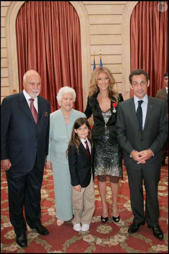 Céline Dion, son mari René Angélil et leur fils René-Charles Angélil, sa mère Thérèse Tanguay et Nicolas Sarkozy — Céline Dion faite chevalier de la Légion d'honneur à l’Palais de l'Élysée. RINDOFF-GUIZARD / BESTIMAGE