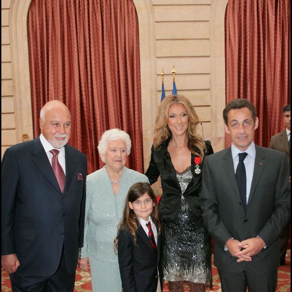 Céline Dion, son mari René Angélil et leur fils René-Charles Angélil, sa mère Thérèse Tanguay et Nicolas Sarkozy — Céline Dion faite chevalier de la Légion d'honneur à l’Palais de l'Élysée. RINDOFF-GUIZARD / BESTIMAGE