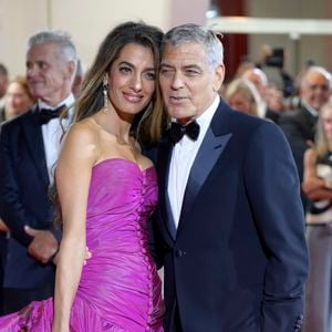 George Clooney et Amal Clooney assistent au tapis rouge du film "Jay Kelly" au Festival du Film de Venise au Lido de Venise 28 août 2025. © GOFF  / BESTIMAGE