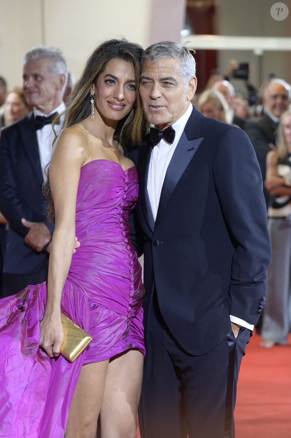 George Clooney et Amal Clooney assistent au tapis rouge du film "Jay Kelly" au Festival du Film de Venise au Lido de Venise 28 août 2025. © GOFF  / BESTIMAGE