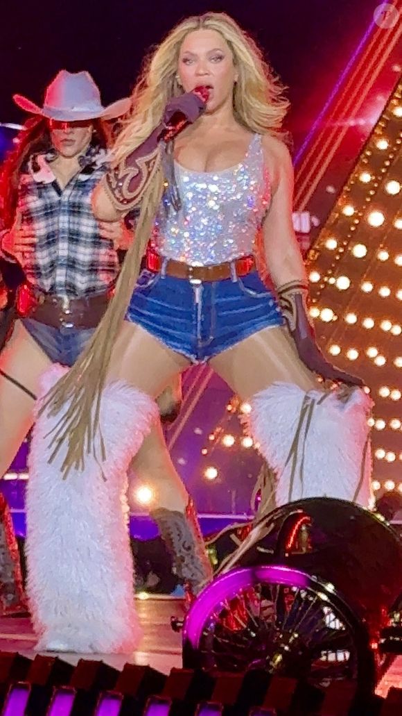 Beyonce Knowles en concert à Los Angeles dans le cadre de sa tournée "Cowboy Carter". Beyonce a fait monter sur scène ses filles Blue Ivy et Rumi Carter. Backgrid USA / Bestimage