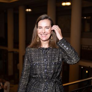 Carole Bouquet au défilé Stéphane Rolland Collection Haute Couture Automne/Hiver 2025-2026 lors de la Fashion Week de Paris (PFW) au théâtre des Champs-Élysées, à Paris, France, le 8 juillet 2025. © Pierre Perusseau/Bestimage