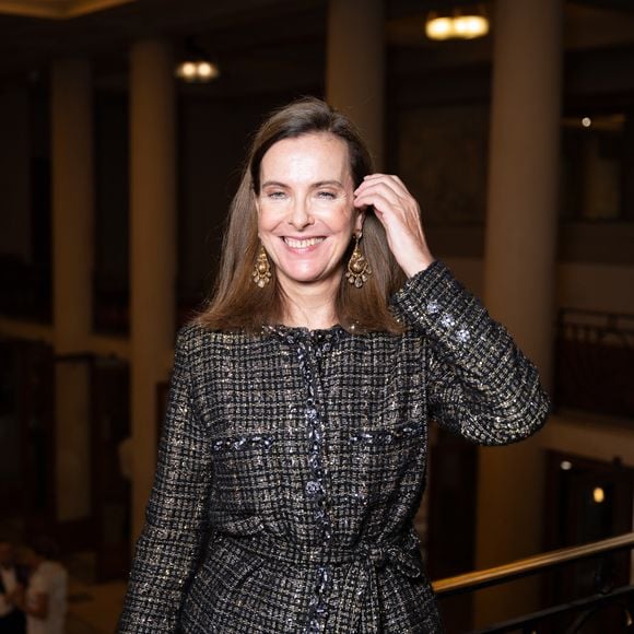 Carole Bouquet au défilé Stéphane Rolland Collection Haute Couture Automne/Hiver 2025-2026 lors de la Fashion Week de Paris (PFW) au théâtre des Champs-Élysées, à Paris, France, le 8 juillet 2025. © Pierre Perusseau/Bestimage