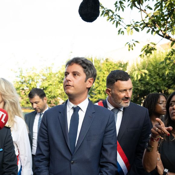 Gabriel Attal, Premier ministre avec Prisca Thevenot, ministre déléguée  chargée du Renouveau démocratique, porte-parole du Gouvernement, lors de sa visite à l'école élémentaire Jean de la Fontaine d'issy Les Moulineaux, pour la rentrée scolaire. © Eric Tschaen / pool / Bestimage