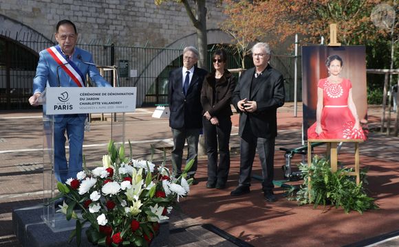 Pour son inauguration, quelques personnalités ont fait le déplacement

Exclusif - Jean-Luc Romero (Adjoint à la maire de Paris), Jean-Pierre Pascal (Père de Charlotte Valandrey), Aude (soeur de Charlotte Valandrey) et Dominique Besnehard lors de la cérémonie de dénomination d’un jardin en hommage à Charlotte Valandrey, au 17 rue Hector Malot dans le XIlème arrondissement de Paris, France, le 4 avril 2025. © Coadic Guirec/Bestimage