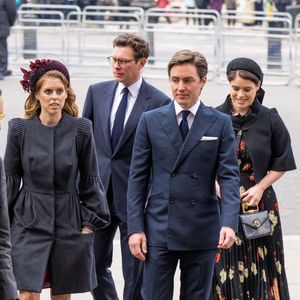 Cette années, Beatrice et Eugénie ne se rendront pas à Sandringham puisqu'elles auraient été conviées à passer Noël avec leurs beaux-parents respectifs d'après "People".

La princesse Beatrice d’York et son mari, Edoardo Mapelli Mozzi, La princesse Eugenie d’York et son mari Jack Brooksbank lors du service d'action de grâce en hommage au prince Philip, duc d’Edimbourg, à l'abbaye de Westminster à Londres, Royaume Uni, le 29 mars 2022. Le prince Philip, duc d’Edimbourg, est décédé le 9 avril 2021.