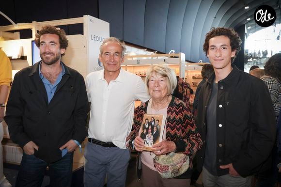 Majo Kretz, Olivier Kretz et ses deux enfants Martin et Raphael Kretz - La Famille Kretz lors du Festival du Livre de Paris  , France, le 12 avril 2024. © Jack Tribeca / Bestimage
