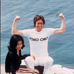 Un accord lui permet d'écouler ses cinq mille dernières bouteilles avant le premier juillet.
John Lennon et Yoko Ono, Festival de Cannes, mai 1971
© Bestimage