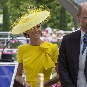Le prince William a affiché un look élégant assorti à celui de son épouse grâce à une boutonnière : une fleur jaune portée à sa veste.

Le prince William, prince de Galles, et Catherine (Kate) Middleton, princesse de Galles, - 17 juin 2026.
GOFF  / BESTIMAGE