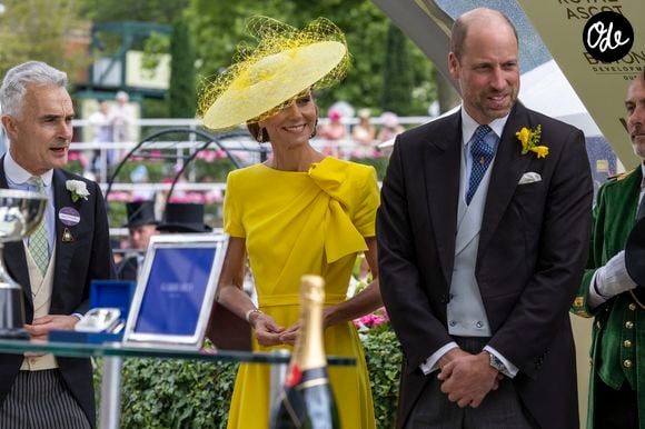 Le prince William a affiché un look élégant assorti à celui de son épouse grâce à une boutonnière : une fleur jaune portée à sa veste.

Le prince William, prince de Galles, et Catherine (Kate) Middleton, princesse de Galles, - 17 juin 2026.
GOFF  / BESTIMAGE