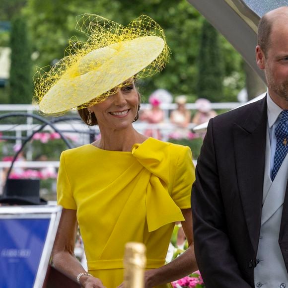 Le prince William a affiché un look élégant assorti à celui de son épouse grâce à une boutonnière : une fleur jaune portée à sa veste.

Le prince William, prince de Galles, et Catherine (Kate) Middleton, princesse de Galles, - 17 juin 2026.
GOFF  / BESTIMAGE