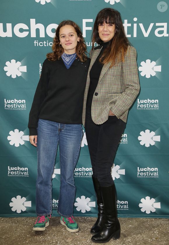 Avec son mari Jérôme (Éric Caravaca), elle recrute Tess (Lucie Fagedet), jeune fille au pair qui a l'air parfaite mais avec qui elle se sent rapidement mal à l'aise au contraire du reste de la famille.

Exclusif - Melanie Doutey et Lucie Fagedet lors de la 25ème édition du Festival TV de Luchon le 7 février 2025.
© Patrick Bernard / Bestimage