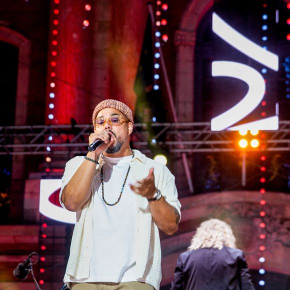 Qui s'est fait connaitre du grand public en 2010 avec la sortie de son morceau "Soulman" (le clip totalise 34 millions de vues sur YouTube) et sa reprise de Seven nation army des White Stripes ?

Ben l'Oncle Soul lors du grand concert hommage au poète chanteur Claude Nougaro organisé par la mairie de Toulouse en partenariat avec France Bleu Occitanie et France 3 Occitanie, sur la place du Capitole à Toulouse, France, le 8 septembre 2024. © Frédéric Maligne/Bestimage