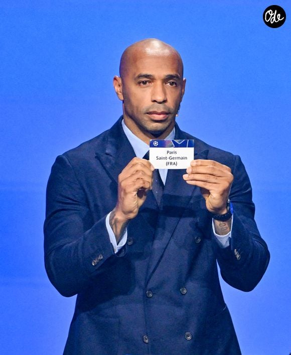 L'ancien footballeur français Thierry Henry montre le papier portant le nom du Paris Saint-Germain (PSG) (France) lors du tirage au sort de la phase de ligue de l’édition 2026-2027 de la Ligue des champions au Grimaldi Forum de Monaco, le 27 août 2026. © Bruno Bebert/Bestimage