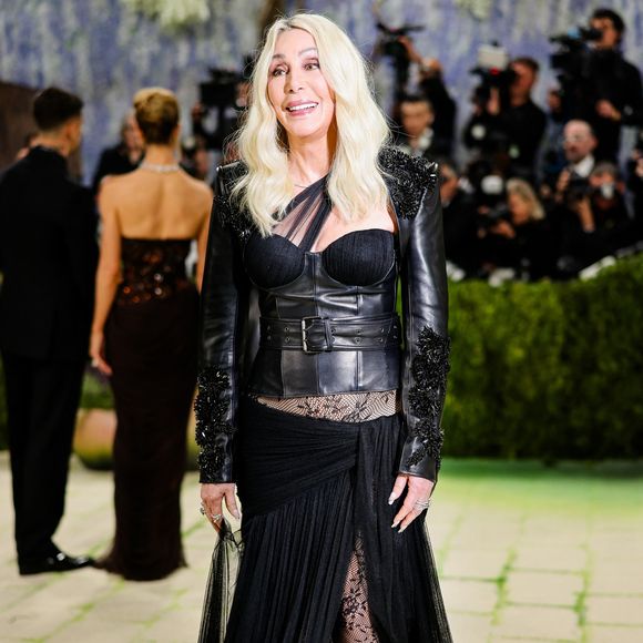 Enfin, si son mode de vie aide énormément, 'The Daily Mail' rappelle tout de même que la chanteuse a eu plusieurs fois recours à la chirurgie esthétique (rhinoplastie, lifting...).

Cher au Met Gala 2026, célébrant "Costume Art" au Metropolitan Museum of Art à New York.

©Bestimage