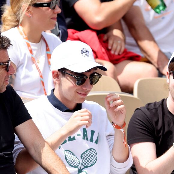 Patrick Bruel et ses fils Léon et Oscar dans les tribunes des Internationaux de France de tennis de Roland Garros 2024 à Paris, France, le 4 juin 2024. © Jacovides-Moreau/Bestimage