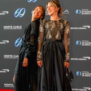 Élodie Varlet et Léa François (longue robe fenfu en satin noir rebrodée au buste Christophe Guillarmé, boucles d'oreilles Helena Joy Paris et pochette Carmen Steffens) lors de la soirée d'ouverture du 60ème Festival de Télévision de Monte-Carlo au Grimaldi Forum à Monaco, le 18 juin 2021. © Claudia Albuquerque/Bestimage