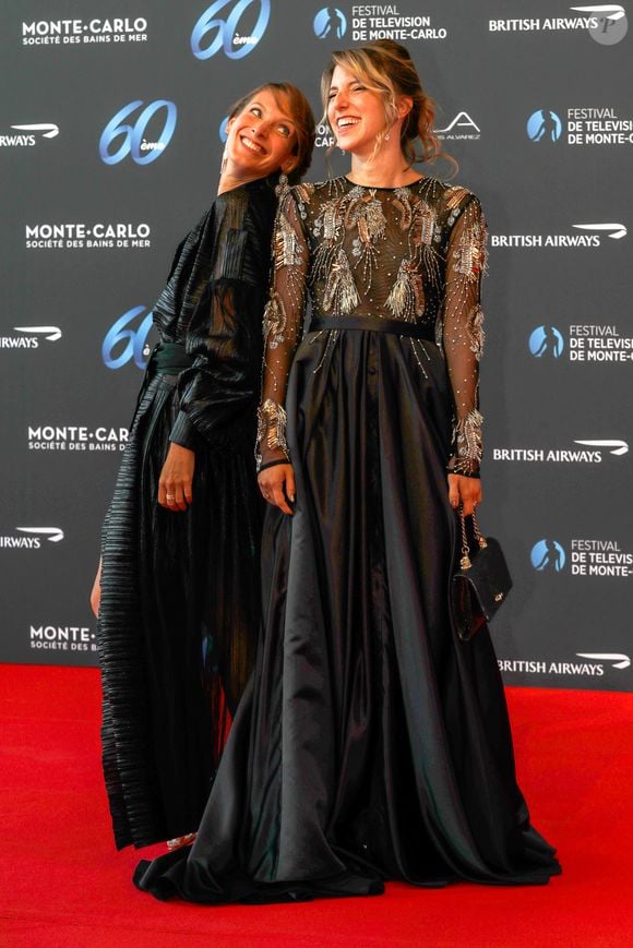Élodie Varlet et Léa François (longue robe fenfu en satin noir rebrodée au buste Christophe Guillarmé, boucles d'oreilles Helena Joy Paris et pochette Carmen Steffens) lors de la soirée d'ouverture du 60ème Festival de Télévision de Monte-Carlo au Grimaldi Forum à Monaco, le 18 juin 2021. © Claudia Albuquerque/Bestimage