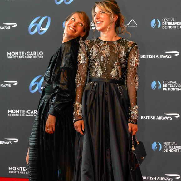 Élodie Varlet et Léa François (longue robe fenfu en satin noir rebrodée au buste Christophe Guillarmé, boucles d'oreilles Helena Joy Paris et pochette Carmen Steffens) lors de la soirée d'ouverture du 60ème Festival de Télévision de Monte-Carlo au Grimaldi Forum à Monaco, le 18 juin 2021. © Claudia Albuquerque/Bestimage