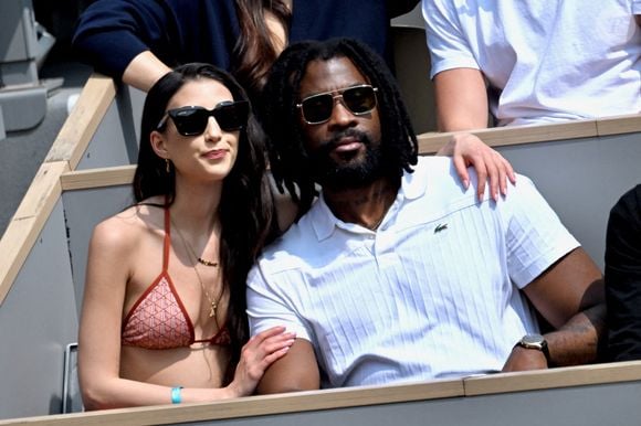 Damso rappeur et sa femme vus dans les tribunes lors de Roland Garros le 08 juin 2025 à Paris, France. ©ABACAPRESS.COM
