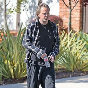 Exclusif - Prix Spécial - Matthew Perry se promène dans son quartier de Los Angeles, le 12 mai 2022. Dans ses mémoires, "Friends, Lovers And The Big Terrible Thing", à paraître en novembre 2022 aux Etats-Unis, la star de 52 ans, révélée par la série "Friends", abordera ses problèmes médicaux, ses addictions et sa vie sentimentale mouvementée. photo : Coleman-Rayner / Bestimage