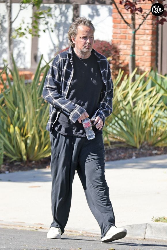 Exclusif - Prix Spécial - Matthew Perry se promène dans son quartier de Los Angeles, le 12 mai 2022. Dans ses mémoires, "Friends, Lovers And The Big Terrible Thing", à paraître en novembre 2022 aux Etats-Unis, la star de 52 ans, révélée par la série "Friends", abordera ses problèmes médicaux, ses addictions et sa vie sentimentale mouvementée. photo : Coleman-Rayner / Bestimage