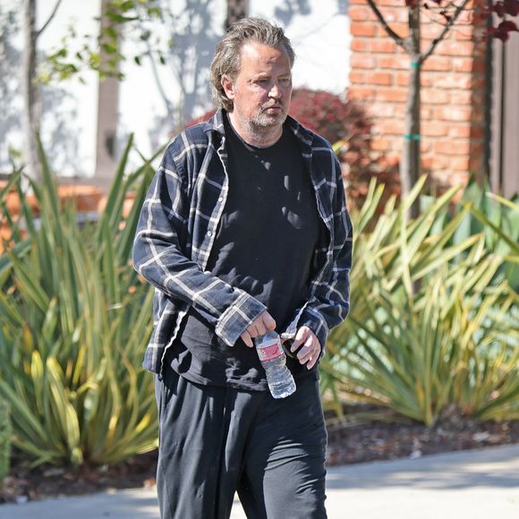 Exclusif - Prix Spécial - Matthew Perry se promène dans son quartier de Los Angeles, le 12 mai 2022. Dans ses mémoires, "Friends, Lovers And The Big Terrible Thing", à paraître en novembre 2022 aux Etats-Unis, la star de 52 ans, révélée par la série "Friends", abordera ses problèmes médicaux, ses addictions et sa vie sentimentale mouvementée. photo : Coleman-Rayner / Bestimage