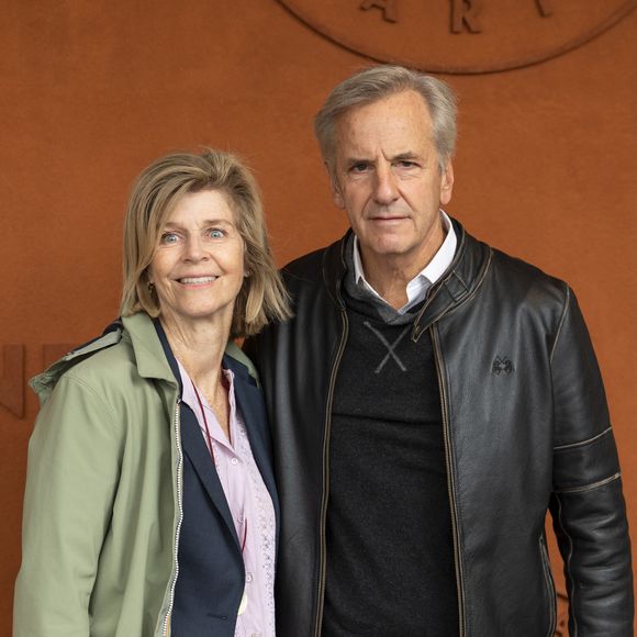 Pour rappel, Bernard de La Villardière partage sa vie avec Anne, qu'il a épousée en 1984.

Bernard de la Villardière et sa femme Anne de Savignac au village lors des Internationaux de France de Tennis de Roland Garros 2025, à Paris, France, le 7 juin 2025. © Cyril Moreau/Bestimage