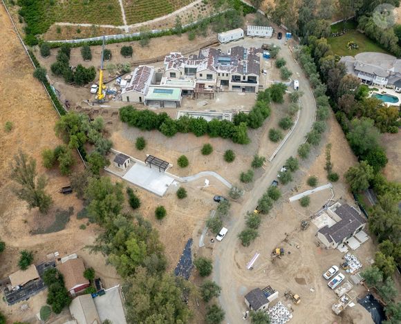 L’architecte Richard Landry a supervisé ce projet de plus de 2700 mètres carrés, conçu comme une véritable forteresse moderne. 

EXCLUSIF Hidden Hills, Californie – Photo prise le 5 juin 2025 – Cinq ans plus tard, Kylie Jenner a révélé qu'elle était prête à emménager dans son immense manoir de Hidden Hills, doté d'un bunker souterrain. Backgrid USA / Bestimage