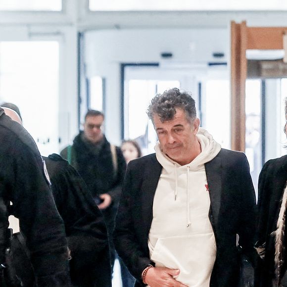 Stéphane Plaza arrive avec son avocate Hélène Plumet pour le verdict de son  procès pour violences sur deux anciennes compagnes, à Paris, France, le 18 février 2025. © Christophe Clovis/Bestimage