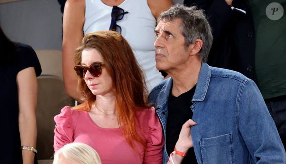 Julien Clerc avec sa femme Hélène Grémillon en tribune (jour 14) lors des Internationaux de France de Tennis de Roland Garros 2022 à Paris, France, le 4 juin 2022. © Dominique Jacovides/Bestimage