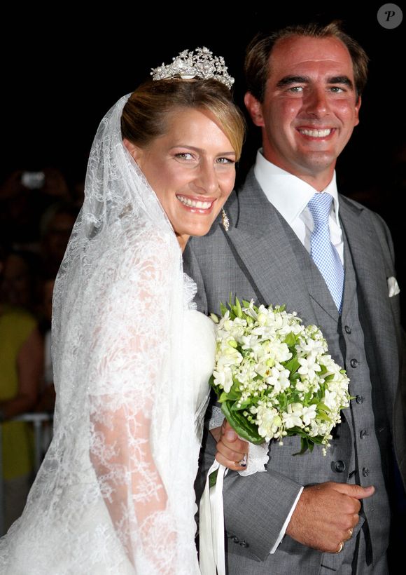 ... l'ex-épouse du prince, Tatiana Blatnik, l'avait déjà porté pour son propre mariage. 

Le prince Nikolaos, fils de l'ancien roi grec, et sa fiancée Tatiana Blatnik quittent l'église Agios Nikolaos après leur mariage sur l'île de Spetses, en Grèce, le 25 août 2010. Photo par Albert Nieboer/DPA/ABACAPRESS.COM