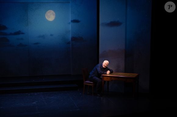 Il incarne ce personnage avec une grande maîtrise, et dévoile, dans un spectacle théâtral et musical, les réflexions d'un homme face à l'absurdité du monde.
André Dussollier dans "Sans Dessus-Dessous" au Théâtre des Bouffes Parisiens.