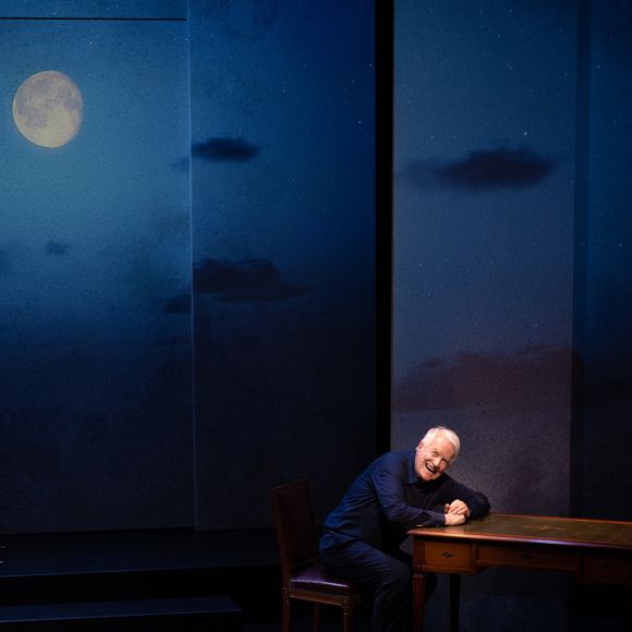 Il incarne ce personnage avec une grande maîtrise, et dévoile, dans un spectacle théâtral et musical, les réflexions d'un homme face à l'absurdité du monde.
André Dussollier dans "Sans Dessus-Dessous" au Théâtre des Bouffes Parisiens.