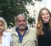 Caroline Margeridon est à Bruxelles avec les acheteurs (Stéphane Vanhandenhoven, Aurore Morisse, Bernard Dumeige, Alexandra Morel, Glorian Kabongo, François-Xavier Renou, François Cases Bardina, Gérald Watelet (animateur) et Jérôme Duvillard (commissaire-priseur)) de l'émission belge "Affaire conclue" pour une vente aux enchères d'objets donnés à "Viva for Life" en Belgique le 29 octobre 2022. Photonews / Bestimage