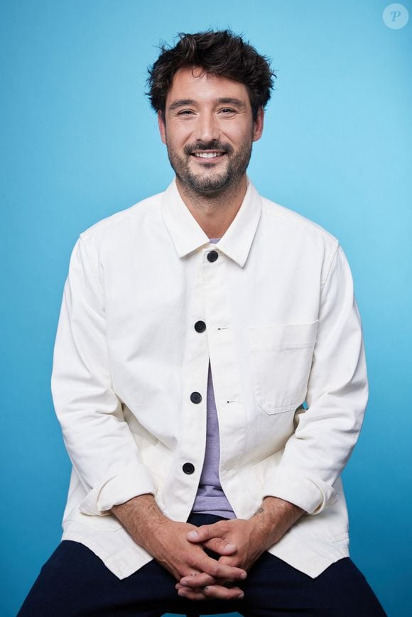 Trois ans après son deuxième album, Jérémy Frérot revient en 2024 avec un titre touchant, « Adieu », dans lequel il chante sa rupture avec la nageuse et leur nouvelle vie de parents séparés de deux enfants. 
Crédit : Gaffiot-Moreau / Bestimage