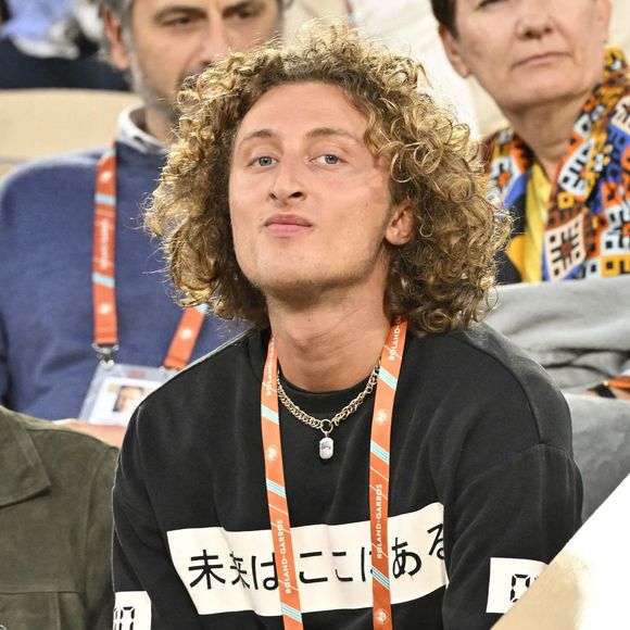 À 21 ans, Joalukas Noah suit aujourd'hui son propre chemin et pour cela, il est bien entouré. 

Joalukas Noah - Célébrités dans les tribunes des Internationaux de France de tennis de Roland Garros. © Moreau-Jacovides/Bestimage