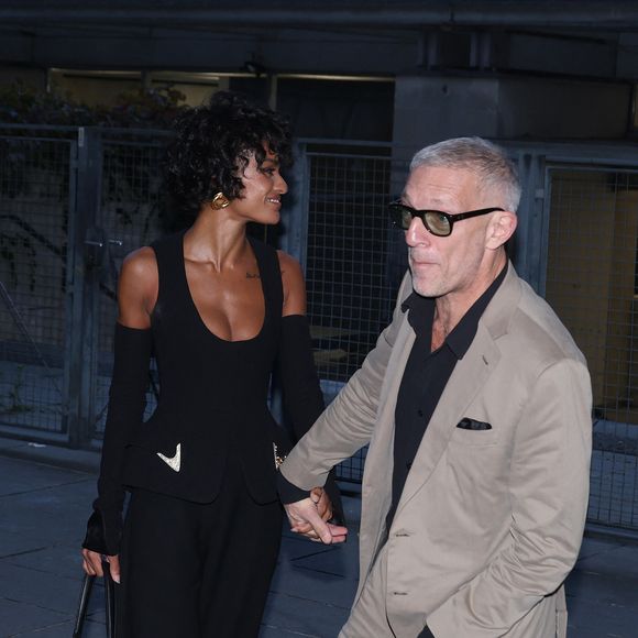 LVincent Cassel et Narah Baptista au défilé Schiaparelli Collection Femme Prêt-à-Porter Printemps/Eté 2026 lors de la Fashion Week à Paris, le 2 Octobre 2025. Photo : Denis Guignebourg / Bestimage
