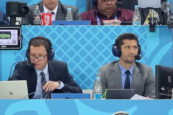 Les commentateurs Bixente Lizarazu et Grégoire Margotton lors de la 8ème de finale du match de coupe du monde opposant l'Angleterre à la Colombie au stade Spartak à Moscou, Russie, le 3 juillet 2018. L'Angleterre a gagné le match 4-3 aux tirs au but après un match nul 1-1. © Cyril Moreau/Bestimage