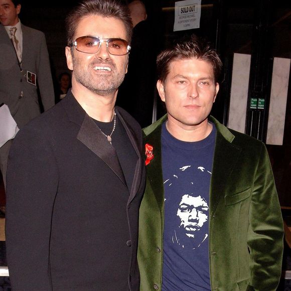 Kenny Goss, assurant que George Michael continuait à lui verser des rentes mensuelles malgré leur rupture, a fini par trouver un accord financier avec la famille de l'artiste. 

George Michael et Kenny Goss assistent à l'avant-première de 'A Different Story', un documentaire sur la vie de George Michael, au Curzon Mayfair, centre de Londres, Royaume-Uni, le lundi 5 décembre 2005. Photo par Ian West/Pa Photos/Abaca