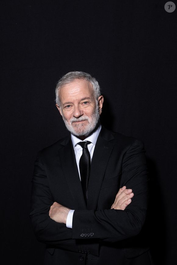 Exclusif - Francis Huster en backstage lors de l'enregistrement de l'émission "La Boîte à secrets", présentée par F.Bollaert et diffusée le 2 janvier 2026 sur France 3, dans les studios du Lendit à Saint-Denis, France, le 1er décembre 2025. © Cyril Moreau/Bestimage
