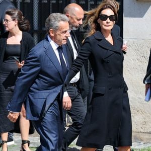 Brigitte Macron, Nicolas Sarkozy et Carla Bruni-Sarkozy, Bernard Arnault ou encore Clotilde Courau et sa fille Vittoria de Savoie étaient également présents pour saluer sa mémoire.

Nicolas Sarkozy et sa femme Carla Bruni-Sarkozy - Arrivées aux obsèques de Mathilde Favier en l'église Saint-Sulpice à Paris, le 31 aout 2026. © Dominique Jacovides-Cyril Moreau/Bestimage