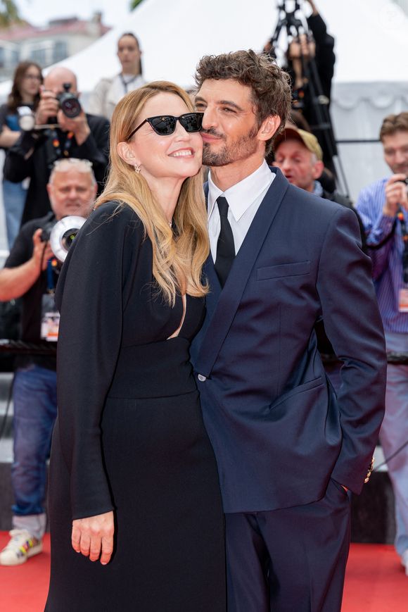 c’est celui formé par Virginie Efira et Niels Schneider.

Virginie Efira et son compagnon Niels Schneider - Montée des marches du film " L'inconnue" lors du 79ème Festival International du Film de Cannes, le 18 mai 2026. © Jacovides-Moreau / Bestimage