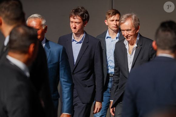 Il s’agit d’une entreprise italienne spécialisée dans la fabrication de tissus et de vêtements de luxe

Frédéric Arnault et son père Bernard Arnault - Sorties du défilé de mode prêt-à-porter Louis Vuitton Printemps/été 2024 lors de la Fashion Week de Paris (PFW), dans le futur hôtel Louis Vuitton au 103, avenue des Champs-Élysées, à Paris, France, le 2 octobre 2023. © Christophe Clovis/Bestimage